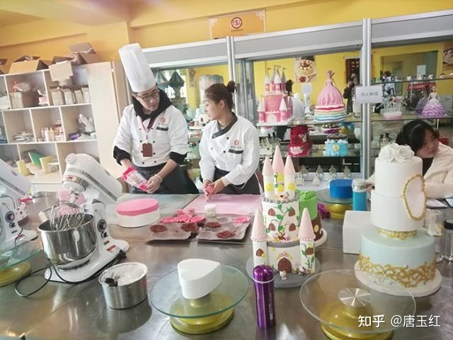 如何選擇優(yōu)質(zhì)的西點(diǎn)培訓(xùn)學(xué)校？餐飲技術(shù)咨詢(xún)?nèi)馕?></a></div>
<div   id=